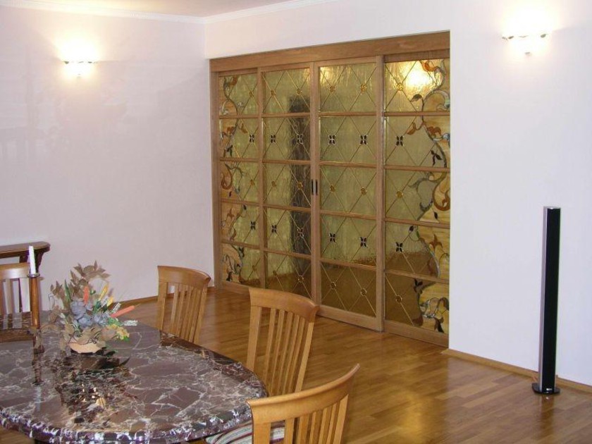 Перегородка для гостиной с цветным стеклом и декоративными вставками Прокопьевск