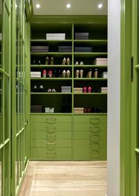 Г-образная гардеробная комната в зеленом цвете Прокопьевск