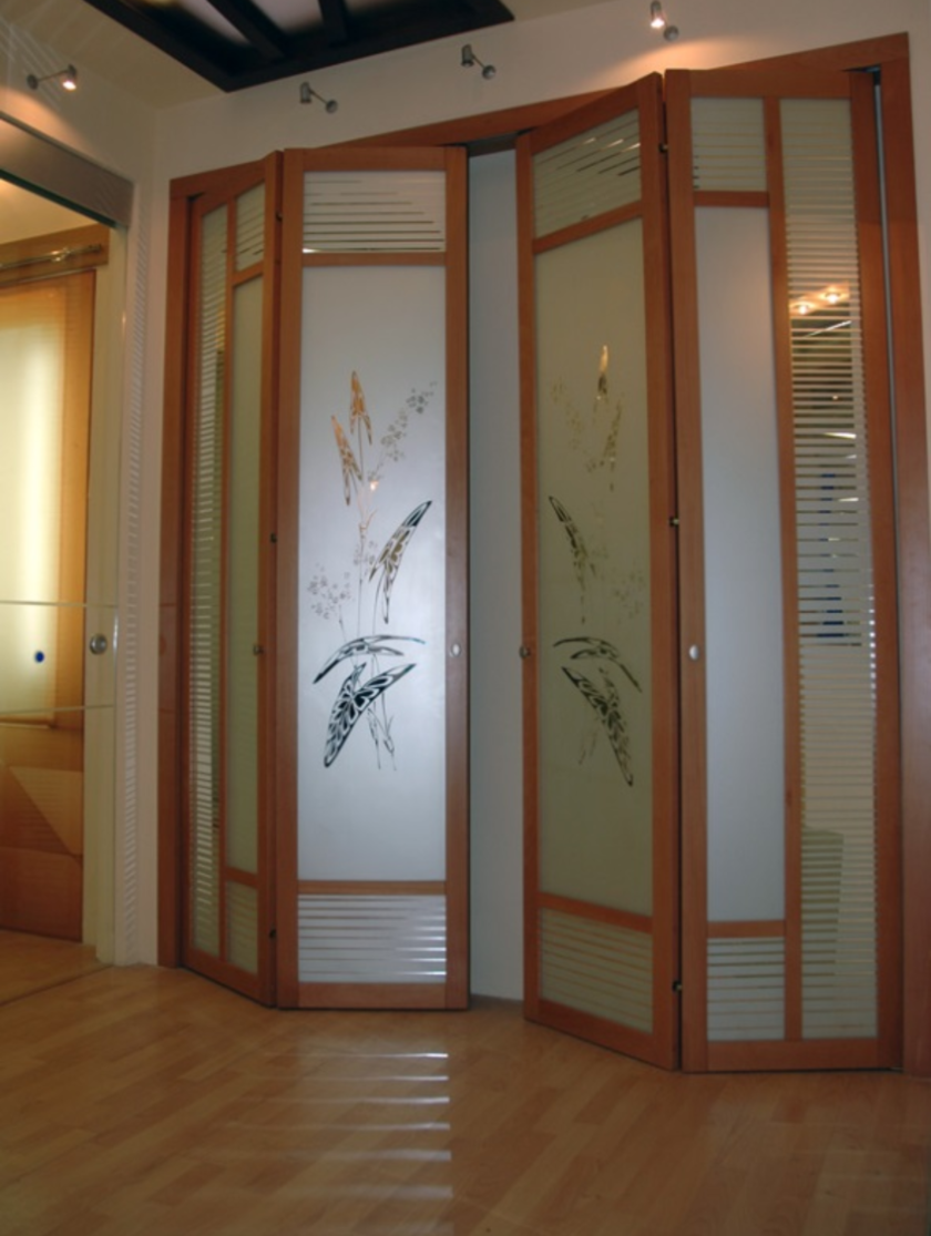 Широкие двери гармошка с матовым стеклом и рисунком Прокопьевск
